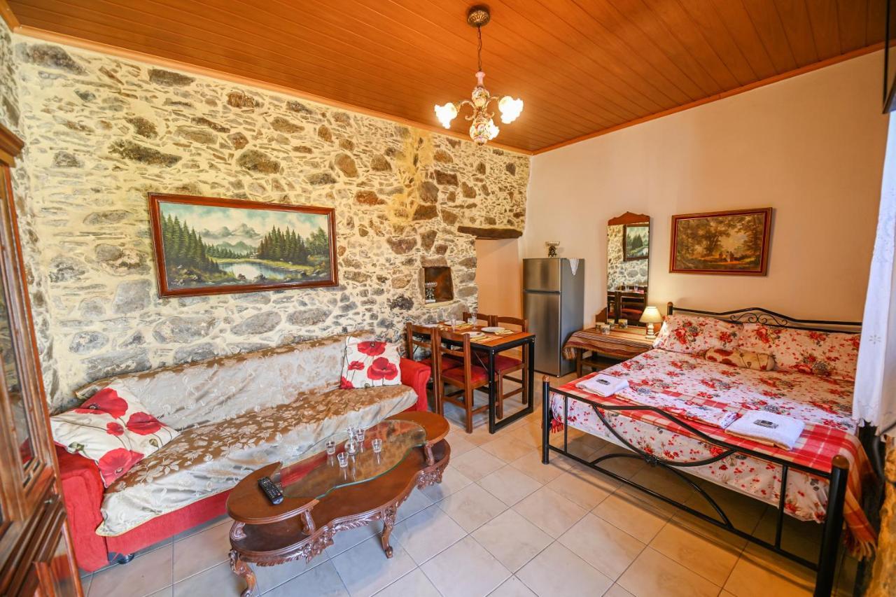 Stone House For Relaxation In Elos Kíssamos Buitenkant foto